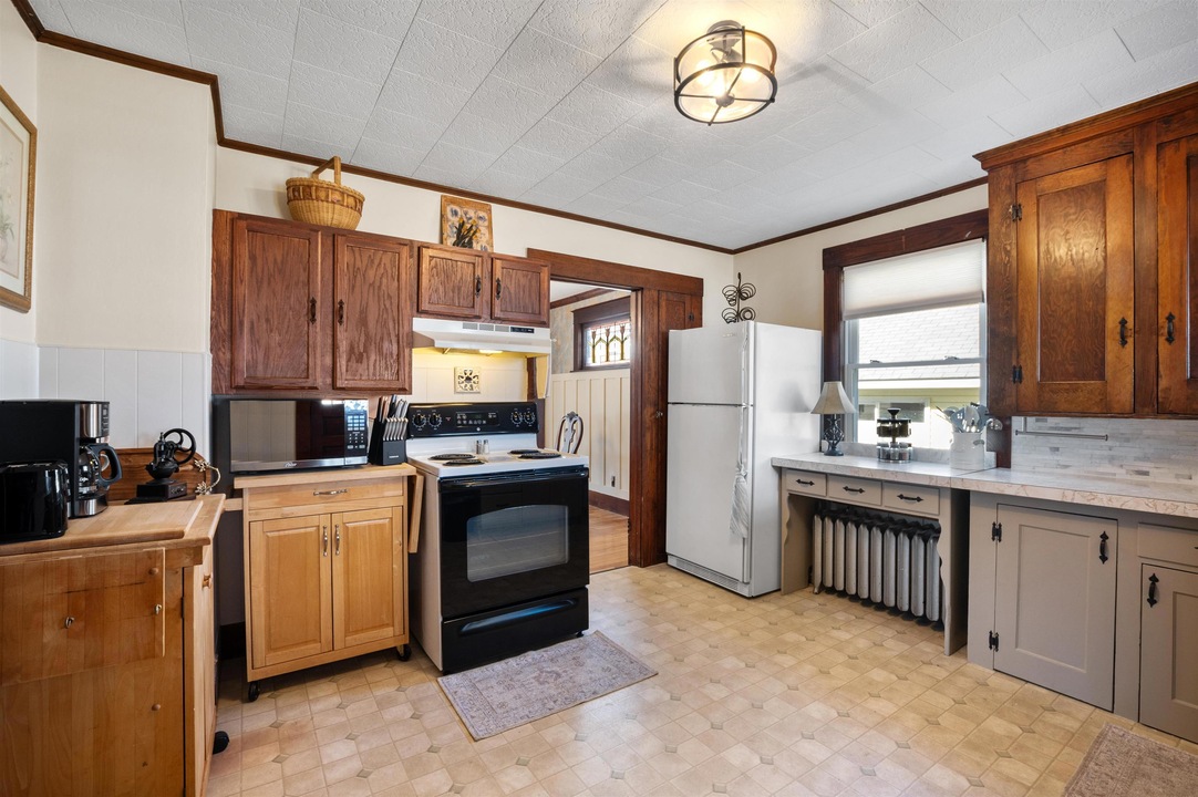 Charming Furnished Victorian Near Riverwalk – 3BR with Porch & Spacious Yard in Central Berlin